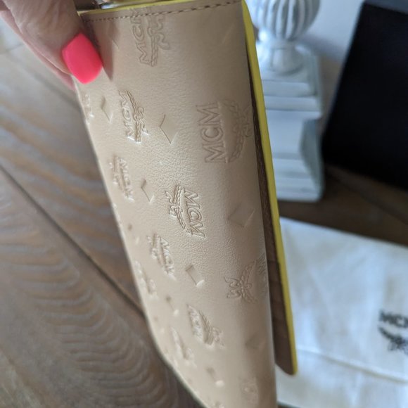 🔥 MCM Logo Klara Embossed Leather Smartphone Crossbody Clutch Wallet - Picture 3 of 11